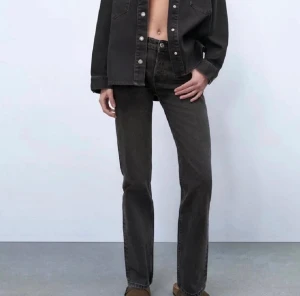 Zara Jeans - Säljer dessa populära och skitsnygga svarta zara jeans straight, mid rise, full length. Använda några gånger och i väldigt bra skick. Säljer på grund av att de inte används längre. Nypris 359kr ❤️❤️❤️  Frakt på ingår ej🥰