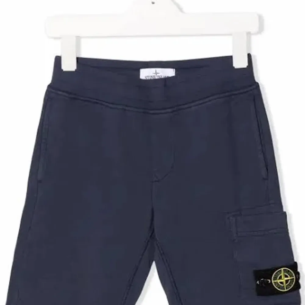 Mörkblåa stone island shorts. I bra skick. Kvitto finns ej men qr kod för att visa autenticitet finns. Nypris 1100kr. Shorts.