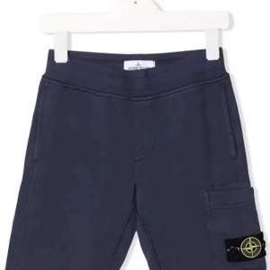 Mörkblåa stone island shorts. I bra skick. Kvitto finns ej men qr kod för att visa autenticitet finns. Nypris 1100kr