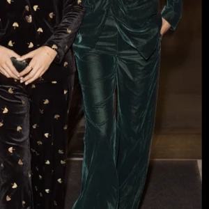 Velvet byxor - Lånad bild då färg var svår att visa!! Byxor från and other stories i storlek 34, knappt använda 