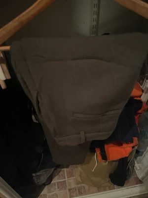 Weekday chinos, grön, storlek 52 - Snygga chinos från weekday i färg grön. Storlek 52. Korta ben, sitter vid ankeln på mig som är 186 cm. Bra skick, endast använd några gånger