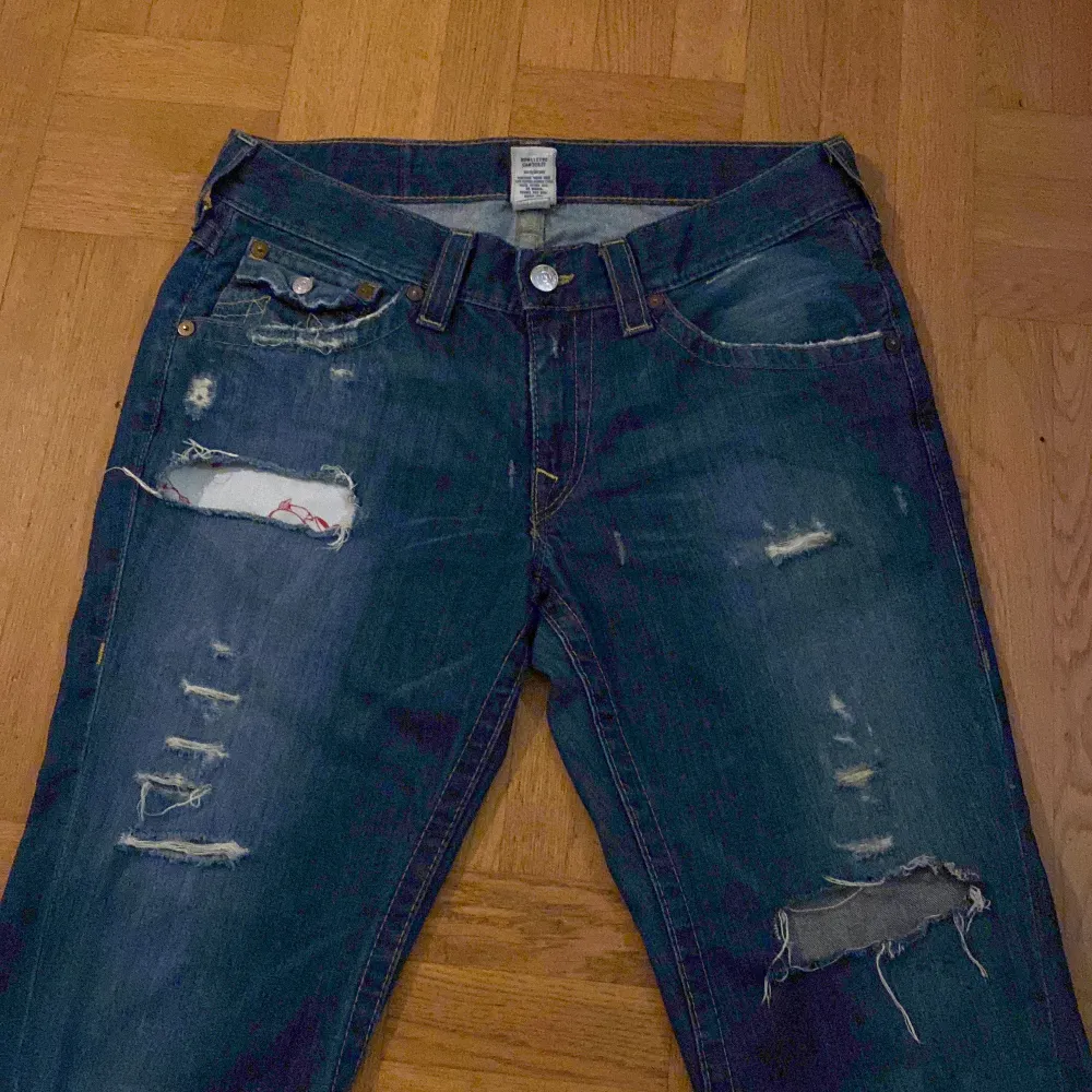 Säljer ett par true religion jeans jag köpte här på plick men tyvärr inte passade mig! De är bootcut och lågmidjade med ”slitningar” (hål)! Fråga om ni vill ha bättre bilder! Köparen betalar frakten :). Jeans & Byxor.