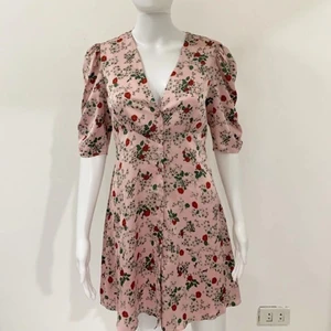 Zara rosa klänning  - Jätte fin Zara rosa bloomig klänningar, endast testad därmed i ny skick. 