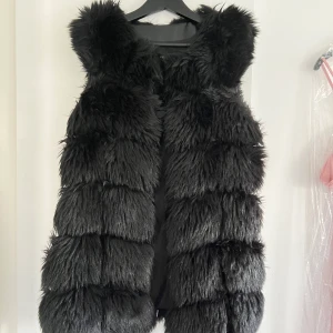 Verandor väst - En faux fur väst från Veraldo, i fint skick & perfekt till hösten/våren🤩