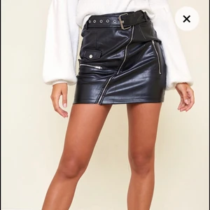 Skinnkjol - Skinnkjol från Prettylittlething i storlek S, tvärfin kjol men passar tyvärr inte mig längre. Självklart inte äkta skinn.