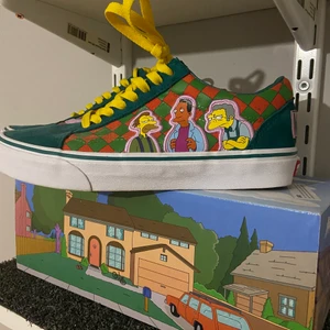 Vans X the Simpsons  - Oanvända Vans old school köpta för 1200 säljer för 600,skriv för fler bilder och frågor.  Köparen står för frakten kan gå ner i pris vid snabb affär.