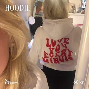 Vit hoodie med texten: ”love you every minute” ❤️