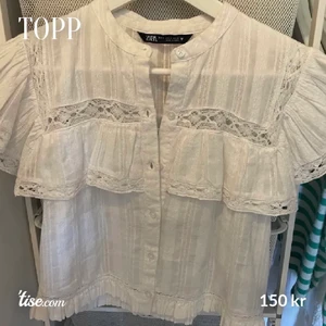 Topp - Populär zara-topp som är slutsåld! Lånad bild men kan skicka egna vid intresse. Storlek M men är mindre så skulle säga S. Tar inte direkt pris.