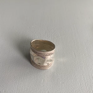 Silverring - Vacker ring i silver. Har rätt mycket bucklor, se bilder, men är en del av charmen. :)  Vet tyvärr inte storleken men mätt runt mitt finger är omkretsen 5,8 cm.