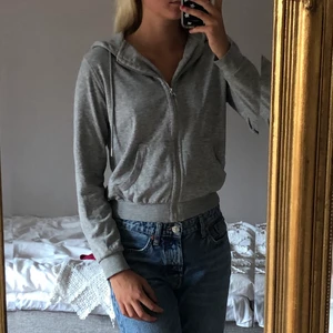 Grå hoodie HM - Grå Zip up hoodie från HM. Strl xs. Mycke bra skick och knappt använd. Skriv privat om intresserad❤️
