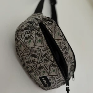 väska | STUHF | unisex - ”bäcknarväska” från Stuhf. Använd några gånger