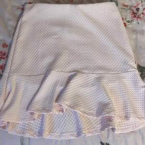 Rosa kjol från gina tricot som är helt oanvänd och i super skick! 💞 Prickigt material och den har resår band i midjan, så mkt stretchig!🥰