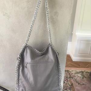 Rymlig väska perfekt till skolstarten!! Från Tiamo ⭐️⭐️⭐️ Nypris: 599 Köp direkt för 300!!