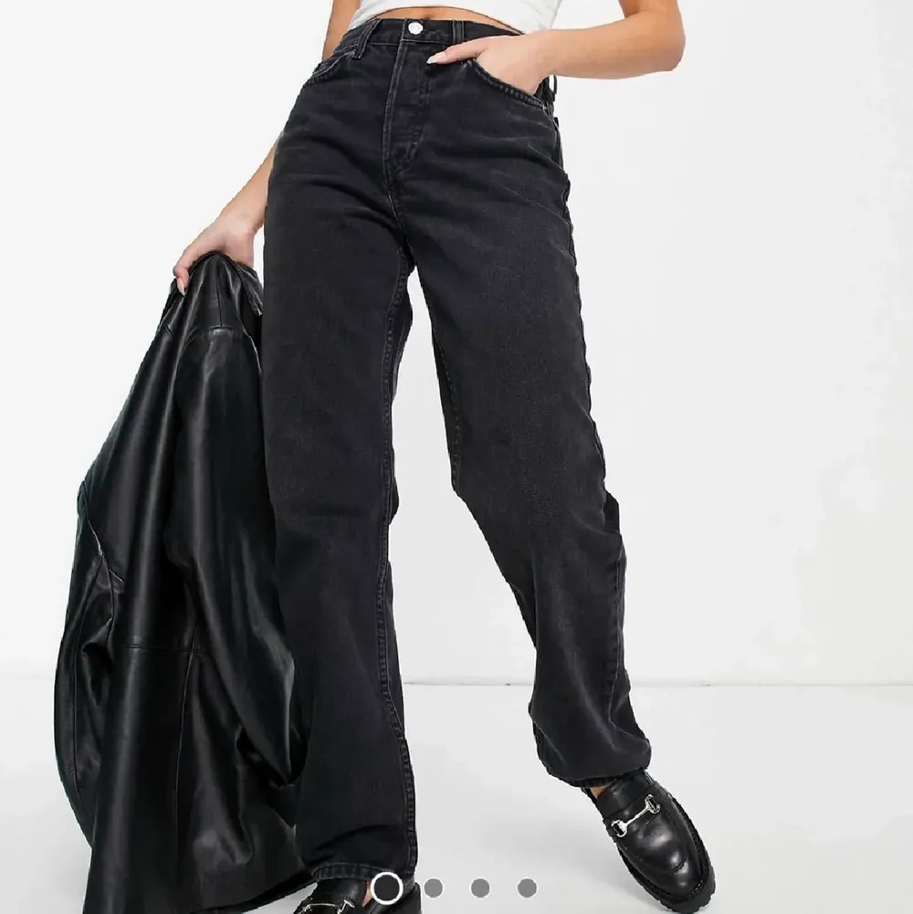 Svarta jeans från TOPSHOP, köpte på ASOS. Storlek W28L32, Bra kvalite. Kostar 509kr nya, säljer för 100kr. Fin passform. (Köparen står för frakt)💘. Jeans & Byxor.
