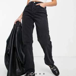 Svarta jeans från TOPSHOP, köpte på ASOS. Storlek W28L32, Bra kvalite. Kostar 509kr nya, säljer för 100kr. Fin passform. (Köparen står för frakt)💘