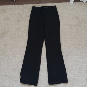 Kostymbyxor - Kostymbyxor från bikbok i storlek 34, fortfarande fin i tyget trotts mycket använda. Gillade dessa mycket. Inköpspris 399 kr säljer för 100 kr.