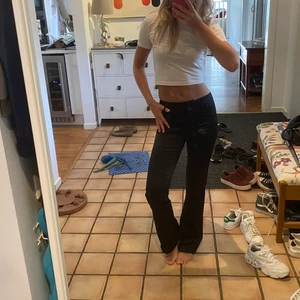 Svarta byxor  - Säljer dessa snygga lite skimriga byxor storlek 34 från weekday. Inköpte 2020, använd endast nån gång. Säljs pågrund av kommer inte till användning. Köparen står för frakten🫶🏻 kan även mötas upp i Stockholm 