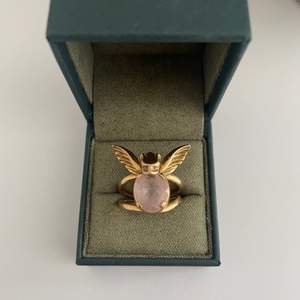 Gargoyle Ring från Maria Nilsdotter i gold-plated sterling silver med en rose quartz sten. Ringen är i mycket gott skick förutom att den blivit lite böjd. Storlek 18/19 skulle jag gissa. Nypris 5600kr💗