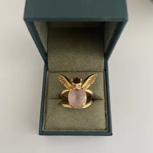 Gargoyle Ring från Maria Nilsdotter i gold-plated sterling silver med en rose quartz sten. Ringen är i mycket gott skick förutom att den blivit lite böjd. Storlek 18/19 skulle jag gissa. Nypris 5600kr💗