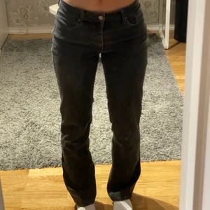 Lågmidjade bootcut jeans🤍 - Såå fina svartgrå bootcut jeans me låg/medel midja💕 sitter så fint och skönt. Sömmarna är även lite ljusare vilke e en sjukt snygg detalj. Bara att skriva ifall du vill ha fler bilder eller har några frågor💓 frakt betalas av köparen, men kan även mötas!