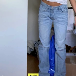 Jeans - Lånad bild! Lågmidjade jeans från Acne, storlek 30, passar S/M