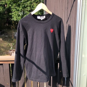 Cdg långarmad T-shirt  - Storlek L men är liten i passformen, tror detta skulle kunna passa S och M. Äkta och har inte använts så mycket. Köpare står för frakt, skriv om ni har frågor