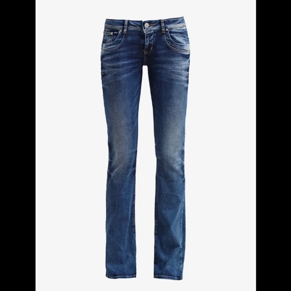 Säljer dessa trendiga ltb jeans i modellen valerie 💕 nypris 699kr . Jeans & Byxor.