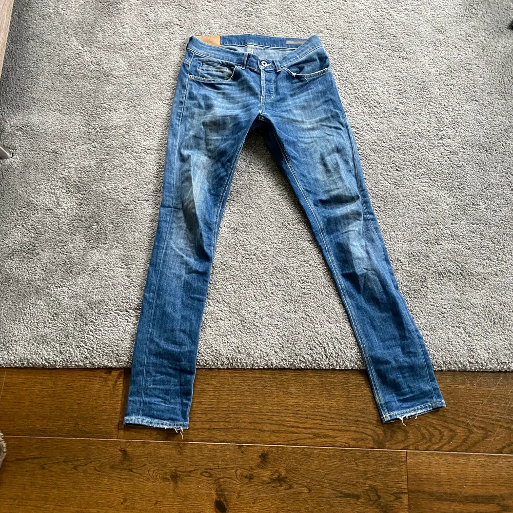 Säljer dessa Dondup jeans för de passar inte längre. Storlek 29 och 30, dm för frågor. Jeans & Byxor.