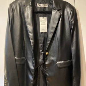 Helt ny läderblazer från Zara - Svart ny läderblazer med gulddetaljer från Zara, storlek XL. Sitter fint oversize på mig som normalt har S. Nypris 899💞