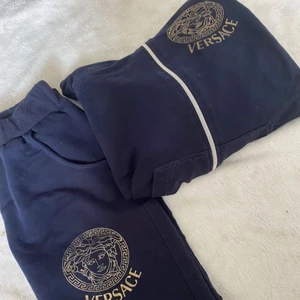 Versace set storlek 36/38 - Säljer mitt Versace set köpt förra hösten använd några gånger säljer pga att jag är gravid och den passar inte längre, köpte den för ca 2500kr och säljer för 1700kr gratis frakt ingår skickar spårbart såklart och pris kan även diskuteras vid snabb affär 