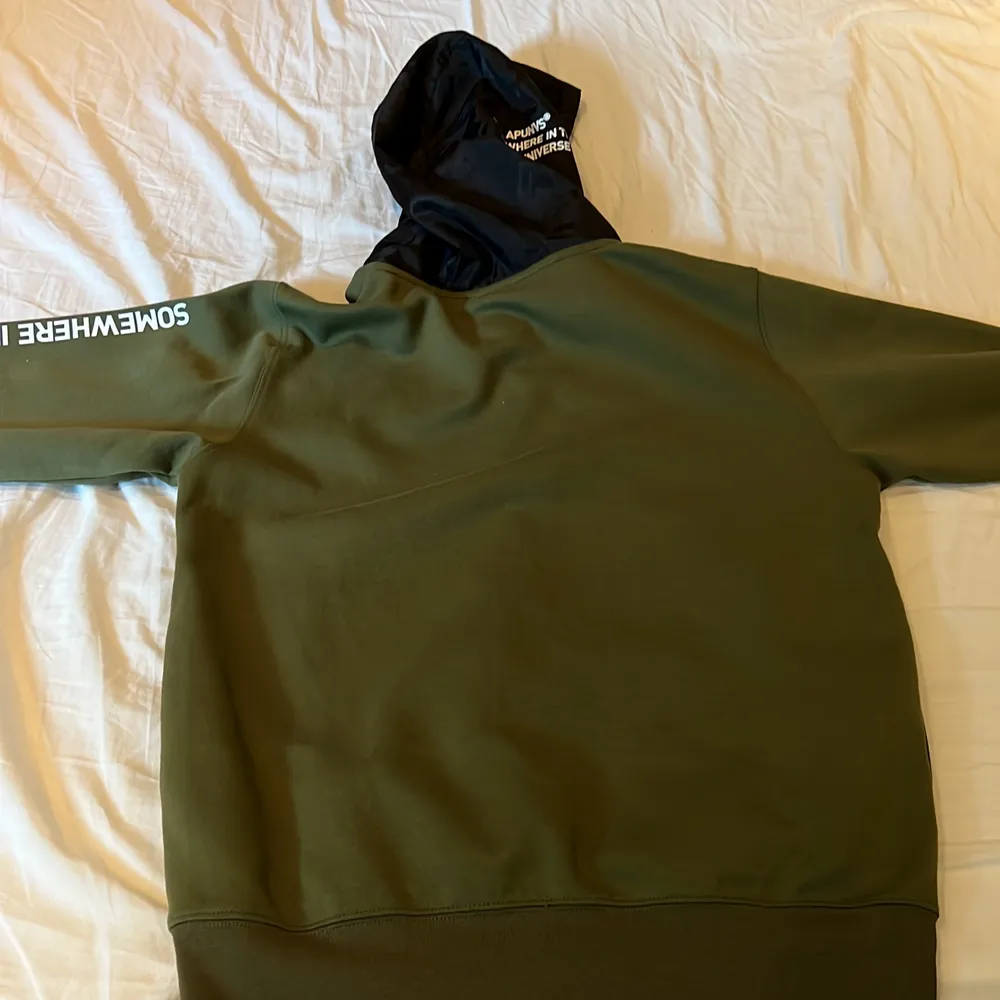 Säljer en olivgrön Aape hoodie som aldrig är använd  Ny pris: 2500kr. Hoodies.