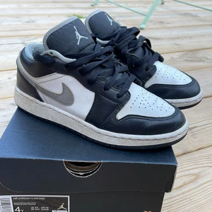 Jordan 1 low  - Skick8/10 säljer nu mina Jordan 1 för att dom är för små pris kan diskuteras 