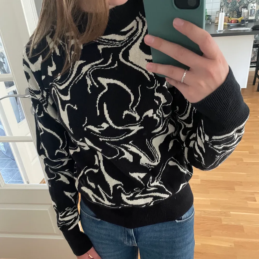 Cool mönstrad tröja från Monki i stl. xxs men passar även xs. Lite använd och i mycket bra skick. Nypris 300kr. . Stickat.