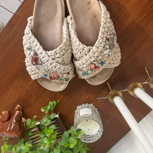 Inuikii - Inuikki tofflor strl 39. ❤️ fint skick dock har någon Sten ramlat av. Kan tänkas byta mot bitkenstock 