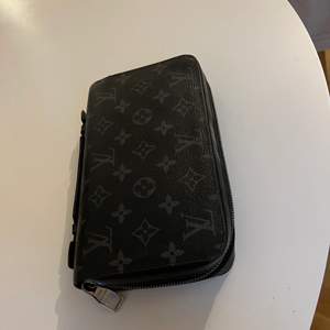 ÄKTA Louis Vuitton plånbok! Säljer endast till ett bra bud! Inte använd jätte mycket, fint skick! PM för pris, NYPRIS 10.000kr