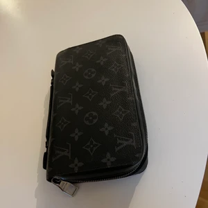 Louis Vuitton Wallet XL - ÄKTA Louis Vuitton plånbok! Säljer endast till ett bra bud! Inte använd jätte mycket, fint skick! PM för pris, NYPRIS 10.000kr Köpt på Louis Vuitton i Köpenhamn!