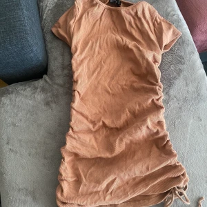 Klänning med Snören bredvid  - Aldrig använd köpt från pretty litle thing 