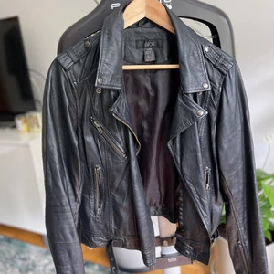 Skinnjacka  - Säljer min skinnjacka från ELLOS i 42 storlek. 100% läder. 