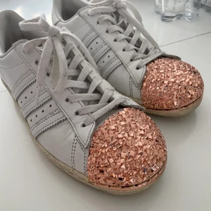 Adidas superstars med roséguld-detalj - Inte mycket använda men men några ”repor” (på insidan av foten så de syns inte mycket) Köparen står för frakt:)