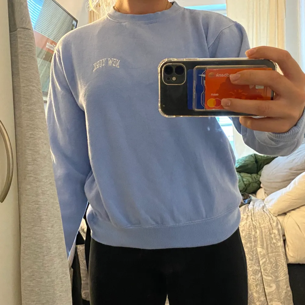 Vintage collegetröja i väldigt fin färg. Går att använda som croppad tröja eller också utvikt. Storleken står ej, men jag kan använda den och är mellan s-m. . Hoodies.