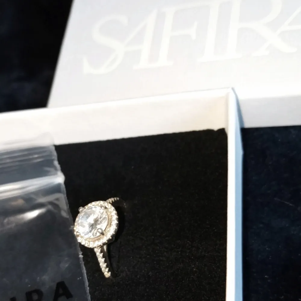 Jättefin ring i äkta silver köpt på Safira, är tyvärr lite för stor för mig så jag säljer den. . Accessoarer.
