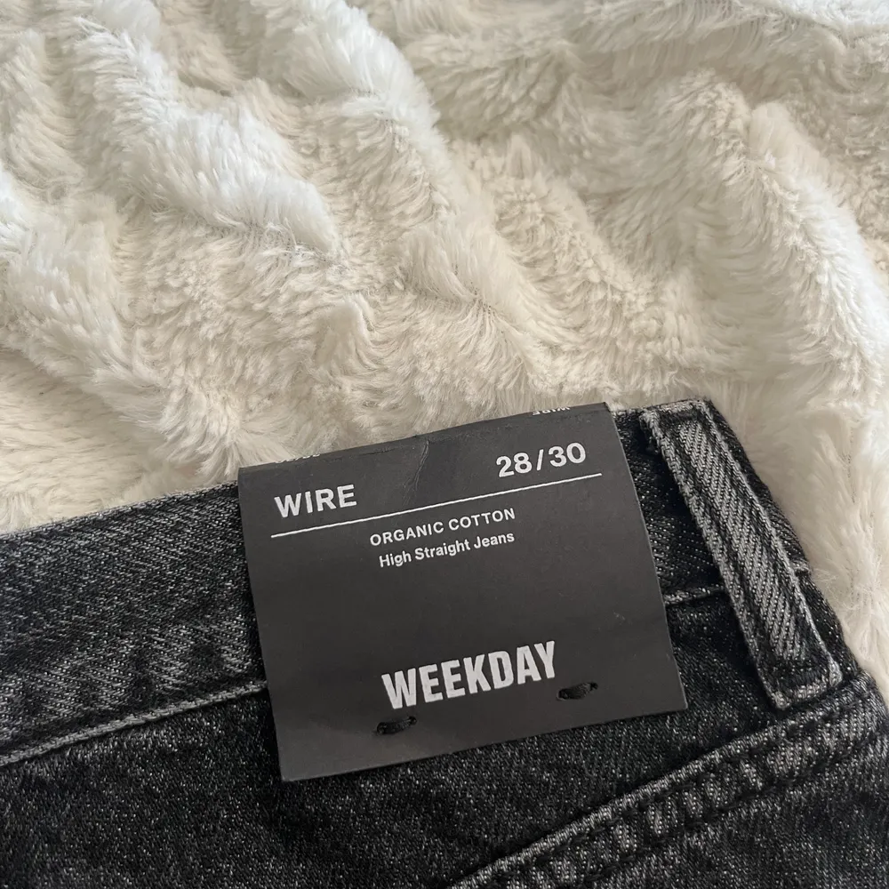 Säljer mina low/mid jeans från weekday pågrund av att dom inte passar mig. Lappen sitter kvar och har endast testat dom . Jeans & Byxor.