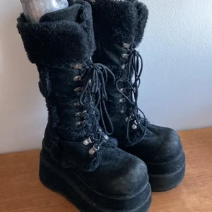 Bear 202 demonia skor - Säljer då de inte används längre. Lite stora på mig som har storlek 38 men skulle säga de passade strl 38/39. De är slitna men hela. Plattformen har gått söder men har blivit lagade ordentligt. (Därför det låga priset). För fler frågor skriv dm!