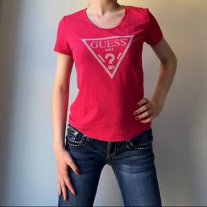 Guess t-shirt  - Mörkrosa/cerise guess t-shirt med rhinestones. Använd två gånger.