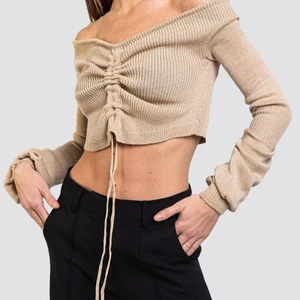 Madlady-Crop top  - Säljer den här super fina stickad croptopen i färgen beige från madlady i stl s,som passar perfekt nu till hösten. Denna är helt oanvänd med lappen kvar. Köpt för 329 kr. Frakten ingår ej i priset. 