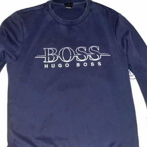 Hugo boss tröja - Säljer eftersom den är för lite i storleken, har använt den 3-4 gånger, bra i skick!!
