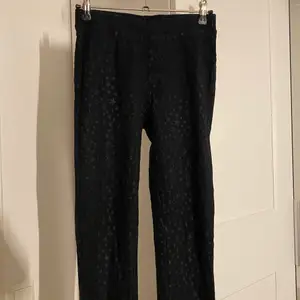 Säljer dessa svarta jeans/leggingsen med stjärn mönster ifrån H&M
