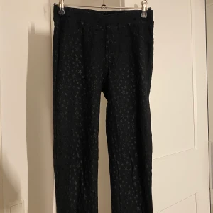 Jeans/leggings svart - Säljer dessa svarta jeans/leggingsen med stjärn mönster ifrån H&M