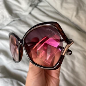 Tom Ford Astrid solglasögon oanvända  - Säljer mina Tom Ford solglasögon, helt oanvända. Originalglas och fodral i sammet samt oanvänd putsduk (original) medföljer. Underbart glas och så unik båge. Slutsålda överallt i just denna färg och modell. Kostar egentligen 2600 men jag säljer för 1500 eller högsta bud!  Kan mötas upp i Stockholm. 