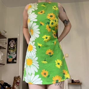 Retro blommig klänning  - Retro blommig grön klänning.